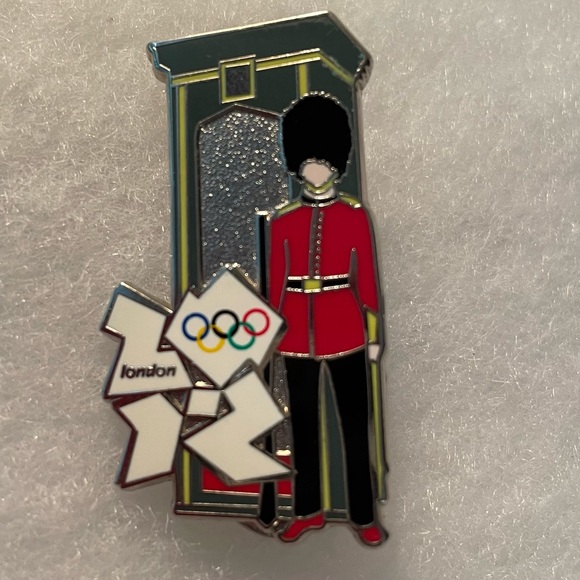 ⭐️FWP Olympic Commemorative Pin -London 2012 - Royal Guard —see FWP offer below - Picture 6 of 6
